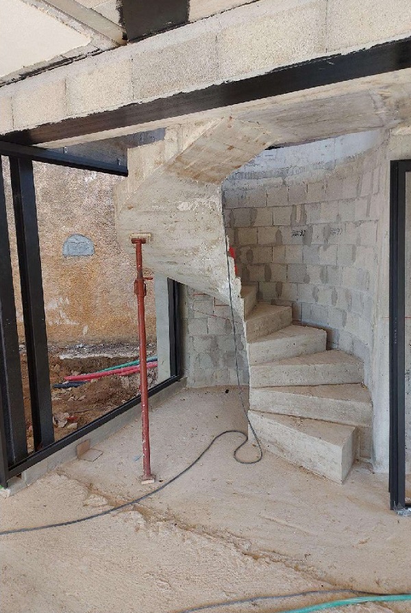 Création d'un escalier intérieur - Entreprise Pilato Construction au Rayol Canadel sur Mer dans le Var Création d'un escalier intérieur - Entreprise Pilato Construction au Rayol Canadel sur Mer dans le Var