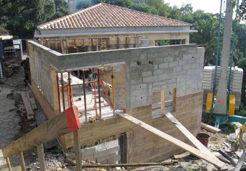 Extension de maison avec du béton couleur - Entreprise Pilato Construction au Rayol Canadel sur Mer dans le Var Extension de maison avec du béton couleur - Entreprise Pilato Construction au Rayol Canadel sur Mer dans le Var
